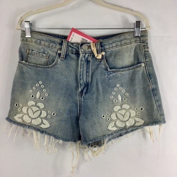 CHELSEA & violet light wash floral embroidered frayed hem denim jean shorts NWT - Picture 3 of 7